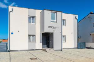 Apartments with parking space Vir - Lozice, Vir - 22215