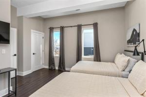 Gorgeous New Nash Home - Rooftop Views - Hot Tub