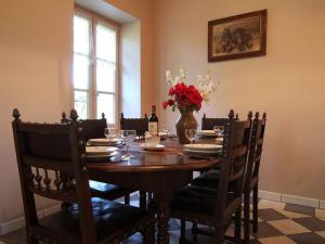 Maisons de vacances Maison de charme avec grand parc pour des vacances en famille au coeur de l'Auvergne - FR-1-582-278 : photos des chambres