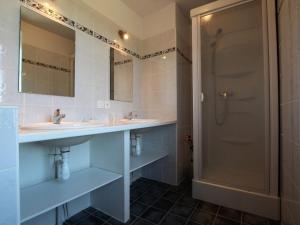 Maisons de vacances Maison de charme avec grand parc pour des vacances en famille au coeur de l'Auvergne - FR-1-582-278 : photos des chambres