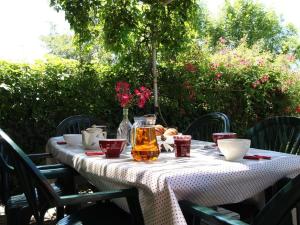 Maisons de vacances Maison de charme avec grand parc pour des vacances en famille au coeur de l'Auvergne - FR-1-582-278 : photos des chambres