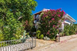 Apartments with parking space Vir - 23962