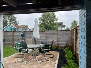 Minutes from The Strand & Shops | Pet-friendly!