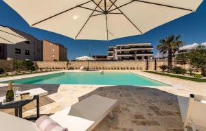 2 Bedroom Cozy Apartment In Novalja