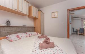Stunning Apartment In Pakostane 