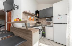 2 Bedroom Nice Apartment In Pakostane 