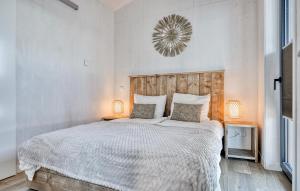 Nice Home In Kerkdriel With Lake View