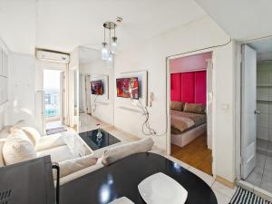 Cozy 2BR Springlake Apt Bekasi with Pool & Gym by 2ndHome - Apartmány, Rawabugel