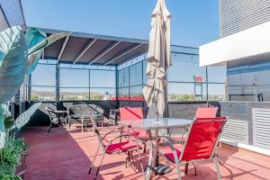 Two KING Size Beds in Historic Downtown DGO