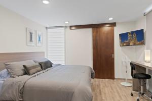 Two KING Size Beds in Historic Downtown DGO