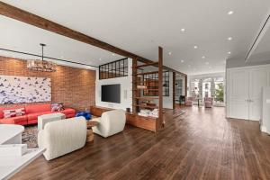 399- Luxury 6BR 5Baths Townhouse with Garage in Carroll