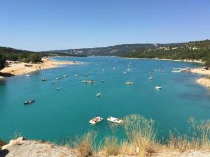 Maisons de vacances Holiday Home in Fayence with Pool & Tennis : photos des chambres