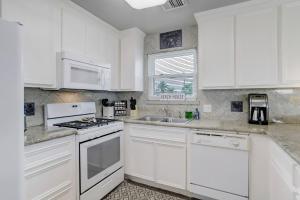 Charming Jamaica Hideaway - Cozy Canal