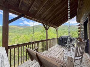 Sleepy Bear Cabin-Watch the Sunset, Dogs welcome with Pet Rate - 3hvězdičkové hotely ve městě Maggie Valley
