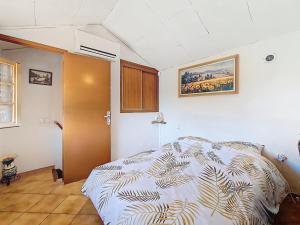 Maisons de vacances Villa a Callian avec Piscine Privee, Jardin, 2 Chambres, 4 Pers - FR-1-779-13 : photos des chambres