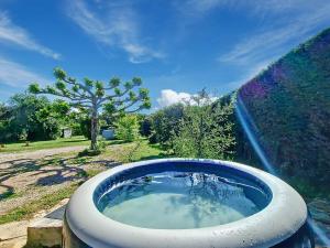 Maisons de vacances Villa a Callian avec Piscine Privee, Jardin, 2 Chambres, 4 Pers - FR-1-779-13 : photos des chambres