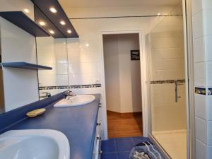 Maisons de vacances Maison moderne 8 pers a St Gildas de Rhuys, pres du bourg et falaises - FR-1-775-29 : photos des chambres