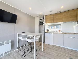 Maisons de vacances Mobile-home Grand Confort 4 pers, 2 ch, 2 sdb, plage, piscine, fitness, terrasse - Jullouville - FR-1-361A-57 : photos des chambres