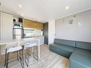 Maisons de vacances Mobile-home Grand Confort 4 pers, 2 ch, 2 sdb, plage, piscine, fitness, terrasse - Jullouville - FR-1-361A-57 : photos des chambres