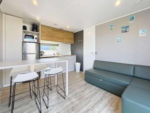 Maisons de vacances Mobile-home Grand Confort 4 pers, 2 ch, 2 sdb, plage, piscine, fitness, terrasse - Jullouville - FR-1-361A-57 : photos des chambres