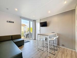 Maisons de vacances Mobile-home Grand Confort 4 pers, 2 ch, 2 sdb, plage, piscine, fitness, terrasse - Jullouville - FR-1-361A-57 : photos des chambres