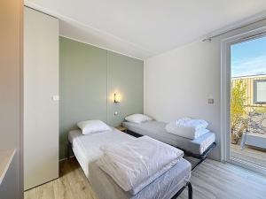 Maisons de vacances Mobile-home Grand Confort 4 pers, 2 ch, 2 sdb, plage, piscine, fitness, terrasse - Jullouville - FR-1-361A-57 : photos des chambres