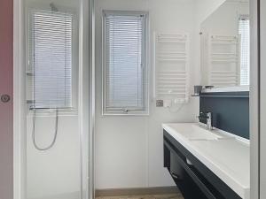 Maisons de vacances Mobile-home Grand Confort 4 pers, 2 ch, 2 sdb, plage, piscine, fitness, terrasse - Jullouville - FR-1-361A-57 : photos des chambres