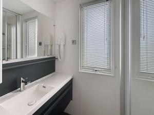 Maisons de vacances Mobile-home Grand Confort 4 pers, 2 ch, 2 sdb, plage, piscine, fitness, terrasse - Jullouville - FR-1-361A-57 : photos des chambres