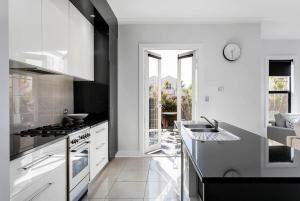 Belle Maison - Glenelg, Cafe, Family, Beach