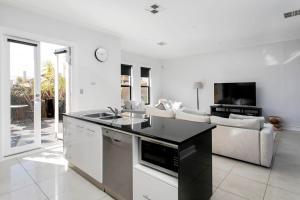 Belle Maison - Glenelg, Cafe, Family, Beach