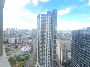 BGC Uptown Parksuites Cosy 1 Bedroom Suite with balcony 300MBPS wifi