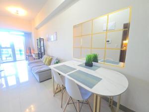 BGC Uptown Parksuites Cosy 1 Bedroom Suite with balcony 300MBPS wifi