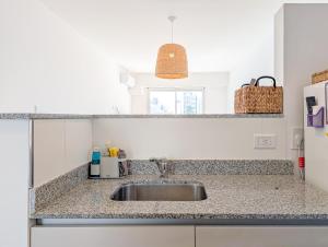 Frente al sanatorio de la mujer - totalmente equipado y con balcon