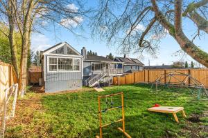 Modern 4BD home in Ballard with AC, pet-friendly