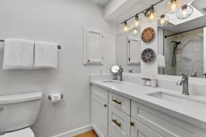 Modern 4BD home in Ballard with AC, pet-friendly