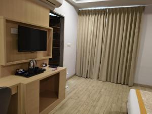 Hotel Grand Continent - HiTec City, Laxmi Cyber City, Hyderabad