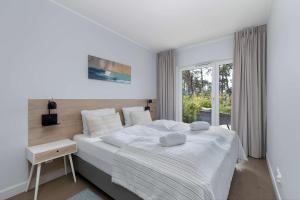 Spacious Apartment with Parking in Międzywodzie by Noclegi Renters