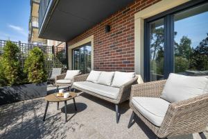 Spacious Apartment with Parking in Międzywodzie by Noclegi Renters