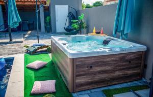 4 Bedroom Nice Home In Polaca