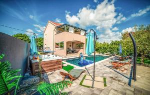 4 Bedroom Nice Home In Polaca 