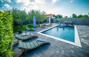 4 Bedroom Nice Home In Polaca 