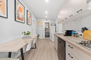 Stylish 2 Bedroom Unit Close to CBD