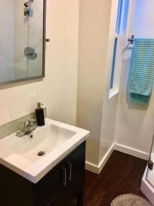 Chic & Compact Hollywood Studio