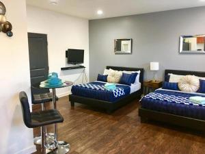 Chic & Compact Hollywood Studio