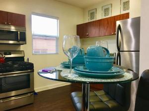 Chic & Compact Hollywood Studio