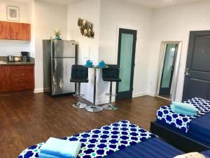 Chic & Compact Hollywood Studio