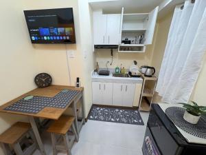 Bachelors Pad across Ateneo Uni with free fast wifi Netflix ready TV