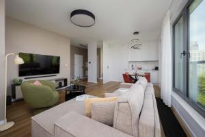 Grzybowska Sophisticated Apartment with Balcony & Parking in the Center of Warsaw by Renters Prestige