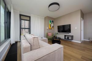 Grzybowska Sophisticated Apartment with Balcony & Parking in the Center of Warsaw by Renters Prestige