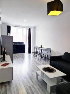 Esther Apartment - elevator, balcony, free private parking, self check-in